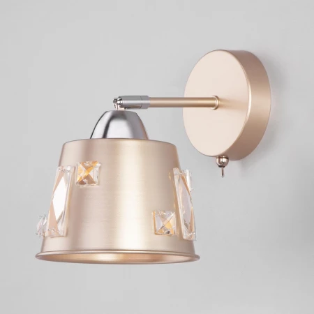 Бра с металлическим плафоном Eurosvet 70105/1 шампань