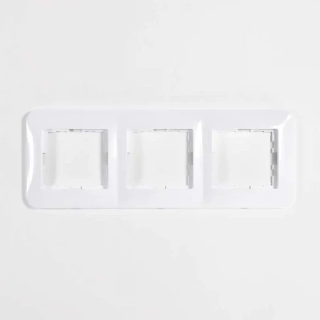 Рамка 3-ая горизонтальная Lezard Karina Life белая 708-0200-148