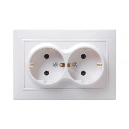 Розетка двойная 2P+PE IEK Kvarta белая ERK24-K01-16-DM