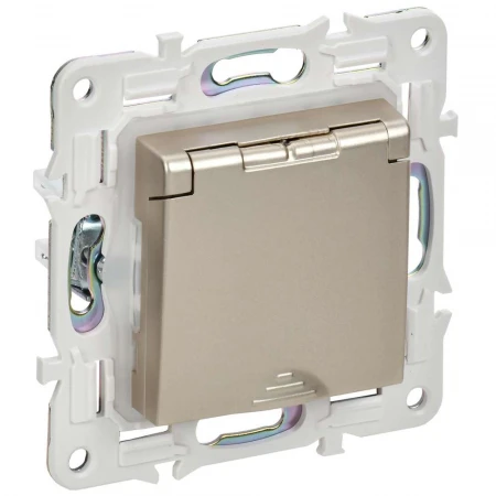 SKANDY Розетка 1-местная с заземлением с защитными шторками и крышкой 16А IP44 SK-R11Sh шампань IEK SK-R16-16-44-K37