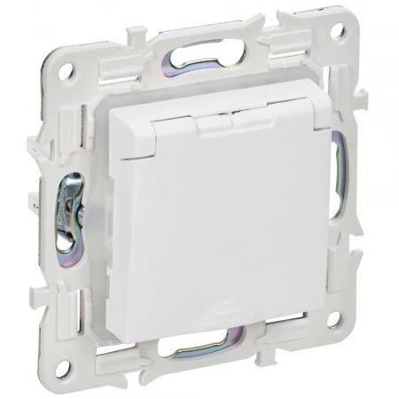 SKANDY Розетка 1-местная с заземлением с защитными шторками и крышкой 16А IP44 SK-R11W арктический белый IEK SK-R16-16-44-K01