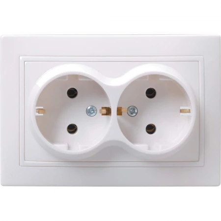 KVARTA Розетка 2-местная с заземлением без защитных шторок 16А кер. РС12-3-КБ белый IEK ERK21-K01-16-K