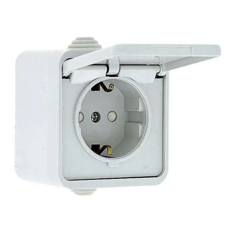 Прага Розетка 1-местная 16А с заземлением с крышкой IP44 белая с защ. штор. EKF EKR16-029-10-440