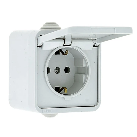 Прага Розетка 1-местная 16А с заземлением с крышкой IP44 белая EKF EKR16-029-10-44